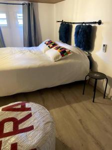 Postel nebo postele na pokoji v ubytování Appartement de la maison rouge + 5 fotografií