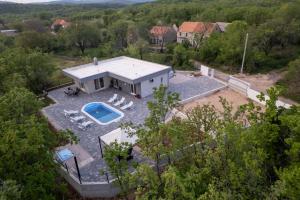 Luftaufnahme eines Hauses mit Swimmingpool in der Unterkunft Villa Nadalina, Cista Provo in Lovreć