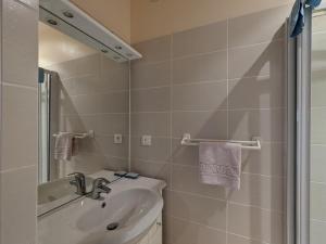 a bathroom with a sink and a shower at Suite familiale paisible avec activités en plein air et confort moderne - FR-1-591-447 in Vijon