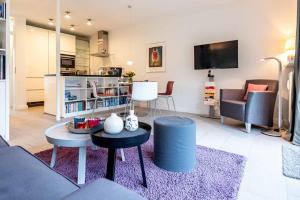 sala de estar con sofá y mesa en Haus Heide Hüs, App 2, en Wenningstedt