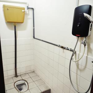e bagno con servizi igienici in una cabina. di Cheras Landed Homestay 4BR - 10Pax - MRT Suntex a Cheras