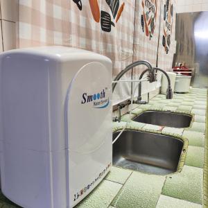 una cucina con un lavello e un piccolo elettrodomestico sul bancone di Cheras Landed Homestay 4BR - 10Pax - MRT Suntex a Cheras
