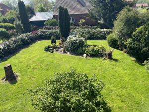 an aerial view of a garden with green grass and bushes at NEU! Ferienwohnung Up de Warf in Dornum