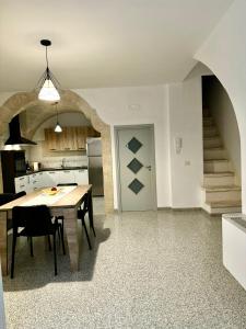 una cucina e una sala da pranzo con tavolo e sedie di Terra D`Itria a Fasano