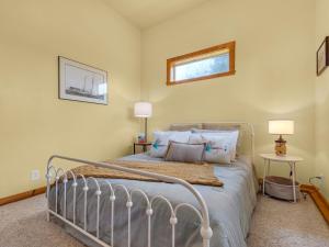 Postel nebo postele na pokoji v ubytování Casual Netarts Beach Bay Hideaway Tillamook OR
