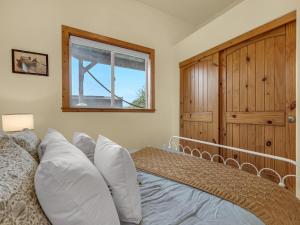 Posezení v ubytování Casual Netarts Beach Bay Hideaway Tillamook OR