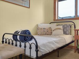 Postel nebo postele na pokoji v ubytování Casual Netarts Beach Bay Hideaway Tillamook OR