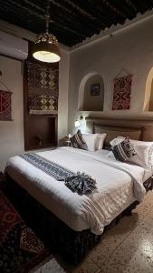 sypialnia z dużym łóżkiem w pokoju w obiekcie Al Koot Heritage Hotel w mieście Al-Hufuf