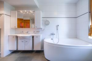 Koupelna v ubytování EH Apartments Uranus mit privater Sauna + 27 fotografií