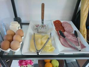 un plato de comida con huevos de carne y queso en un estante en A 2 pas d AZAY, en Neuil