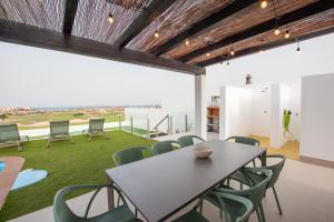 Χώρος καθιστικού στο Ereza White Homes
