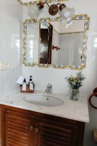 W łazience znajduje się umywalka i lustro. w obiekcie CAN LLOBET Espai Rural Slow w mieście Fogars de Montclus
