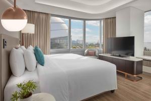 Lanson Place Mall of Asia Manila的电视和/或娱乐中心