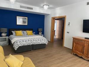 En eller flere senge i et værelse på Self Catering Luxury Villa in the beautiful area of Puerto Santiago Tenerife with 5 bedrooms 2 Sofabeds for up to 10 guests private swimming pool and many other activities to entertain the family Secure parking for 2 cars and disabled access throughout