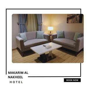 Sala de estar con 2 sofás y mesa de centro en Makarim Palm Hotel, en Rabigh