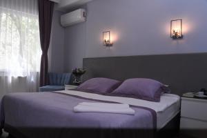 1 dormitorio con 1 cama con 2 toallas en A Hotels & Suite, en Ankara