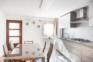 a kitchen with a table and chairs and a stove at Le Matane in Vittorio Veneto