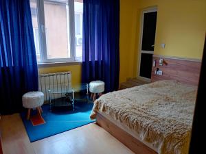 En eller flere senge i et værelse på Laura