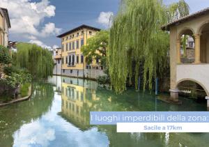 vistas a un canal de una ciudad con edificios en Le Matane, en Vittorio Veneto