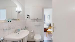 Koupelna v ubytování Apartmenthaus Binzer Sterne Haus 1 + 37 fotografií