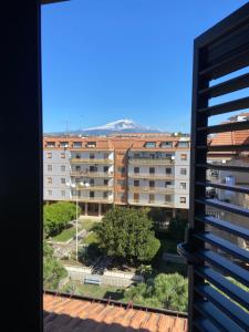 una vista desde la ventana de un edificio en Route 66 Apartment, en Gravina di Catania