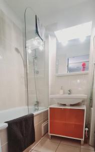 La salle de bains est pourvue d'un lavabo et d'une douche. dans l'établissement Studio 43 climatisé terrasse vue mer, au Grau-du-Roi