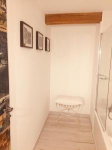 un pasillo con un banco blanco en una habitación en Trevejean chambre d'hotes de charme, en Guerlédan