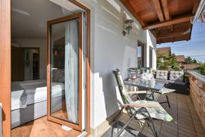 Ein Balkon oder eine Terrasse in der Unterkunft Ferienwohnung Herzstück im Haus Schlossblick
