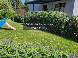 Vonkajšia záhrada v ubytovaní Apartment Moravský Kras