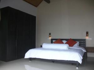 เตียงในห้องที่ Sea View Villa