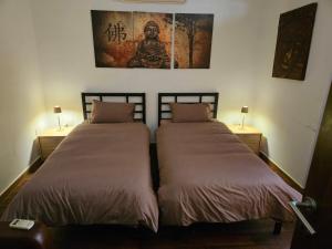 2 nebeneinander sitzende Betten in einem Schlafzimmer in der Unterkunft Lotus Guest House Malta in Gżira