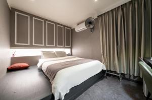 - une chambre avec un grand lit et une fenêtre dans l'établissement SL Hotel, à Incheon