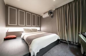 Postel nebo postele na pokoji v ubytování SL Hotel
