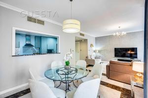 TV a/nebo společenská místnost v ubytování Jumeirah Beach Residence, Dubai Marina