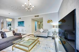 uma sala de estar com um sofá e uma mesa em Jumeirah Beach Residence, Dubai Marina em Dubai