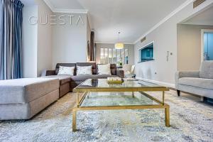 sala de estar con sofá y mesa de centro en Jumeirah Beach Residence, Dubai Marina, en Dubái