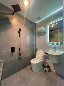 La salle de bains est pourvue de toilettes et d'un lavabo. dans l'établissement May Apartment My Dinh Hanoi, à Hanoï
