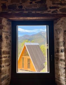 ein Fenster mit Bergblick in der Unterkunft Can Sau in Sant Joan de les Abadesses