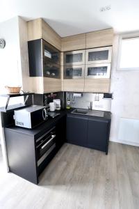 Kuchyňa alebo kuchynka v ubytovaní Le Bercail : Apt avec balcon et parking, vue phare!