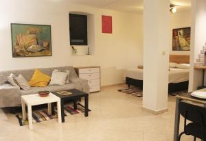 Гостиная зона в Street Garden Apartment