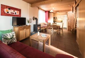 ein Wohnzimmer mit einem Sofa und einem Tisch in der Unterkunft Hüttendorf Präbichl in Vordernberg