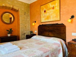 un dormitorio con una cama y un espejo en Can Mas, en Sant Pere Pescador