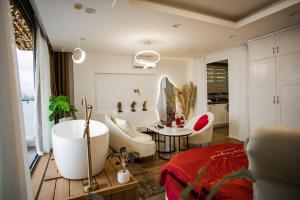 1 dormitorio con bañera, cama y mesa en Kang's Home Vũ Miên en Hanói