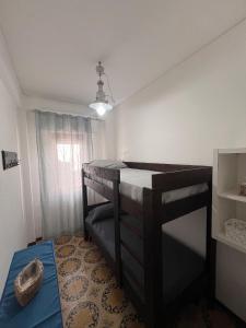 1 dormitorio con 1 litera en una habitación en Matasca casa vancanze, en Palermo