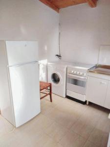 una cucina con frigorifero bianco e lavatrice di 2 bedrooms apartement at Pisciotta 200 m away from the beach with furnished terrace a Pisciotta