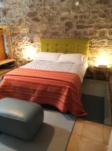 um quarto com uma cama grande e uma cabeceira amarela em Estudio y Loft Durango em Guyuria