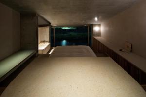a large room with two beds and a bath tub at Kamohan in Kyoto