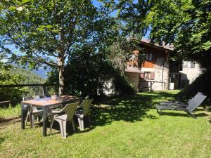 una mesa y sillas en el patio de una casa en Casa Gemma en Vignola