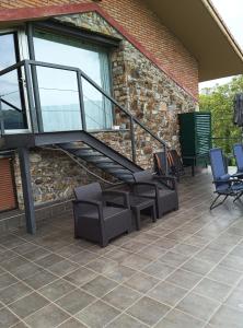 um pátio com cadeiras e uma escadaria num edifício em Estudio y Loft Durango em Guyuria