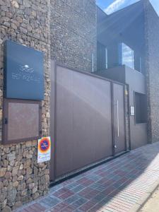 una puerta metálica en el lateral de un edificio en Reserva Benazaire, en Herrera del Duque